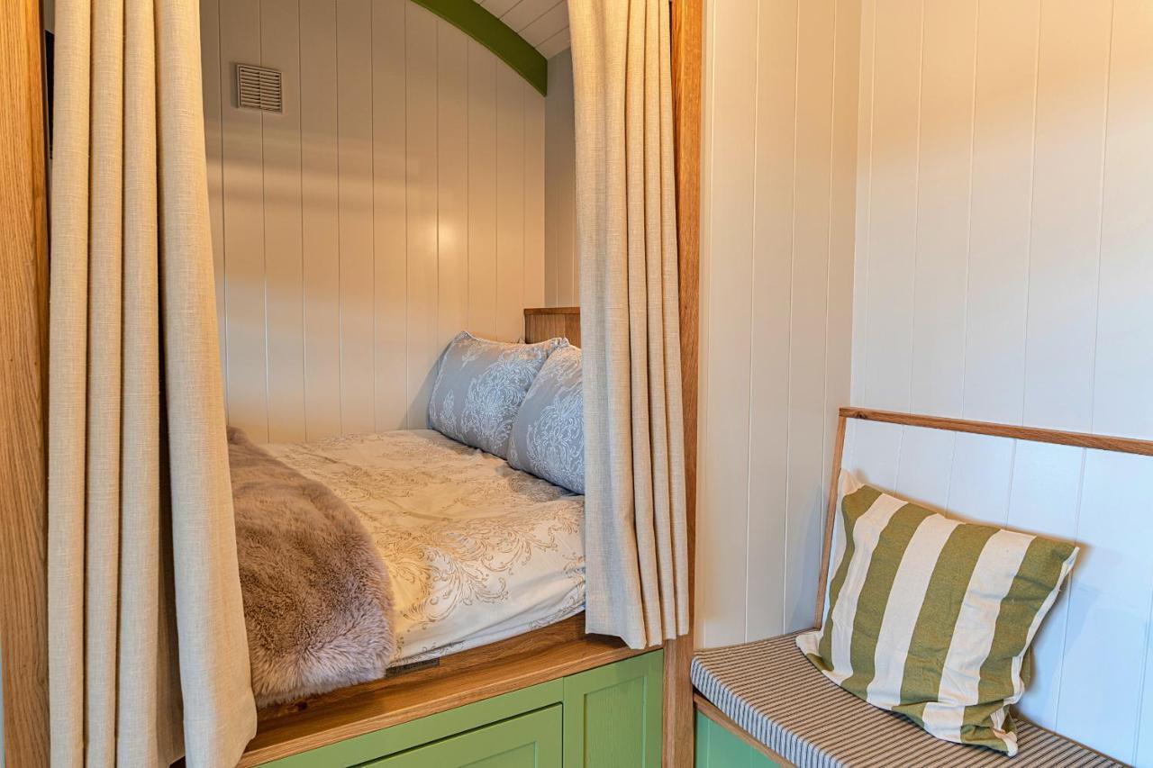 Finest Retreats - The Shepherd'S Hut At Northcombe Farm Beaworthy Exterior foto