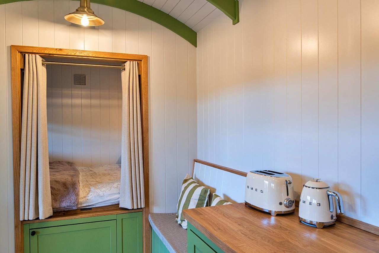Finest Retreats - The Shepherd'S Hut At Northcombe Farm Beaworthy Exterior foto