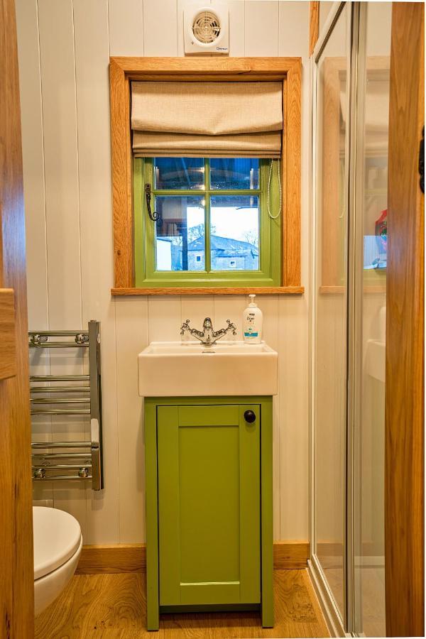 Finest Retreats - The Shepherd'S Hut At Northcombe Farm Beaworthy Exterior foto